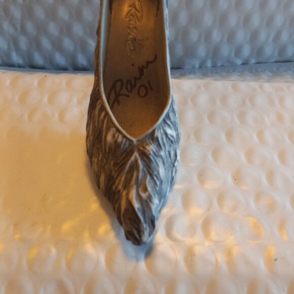 Just The Right Shoe  By Raine Lone Wolf Mini Figurine 25122 - Picture 5 of 11